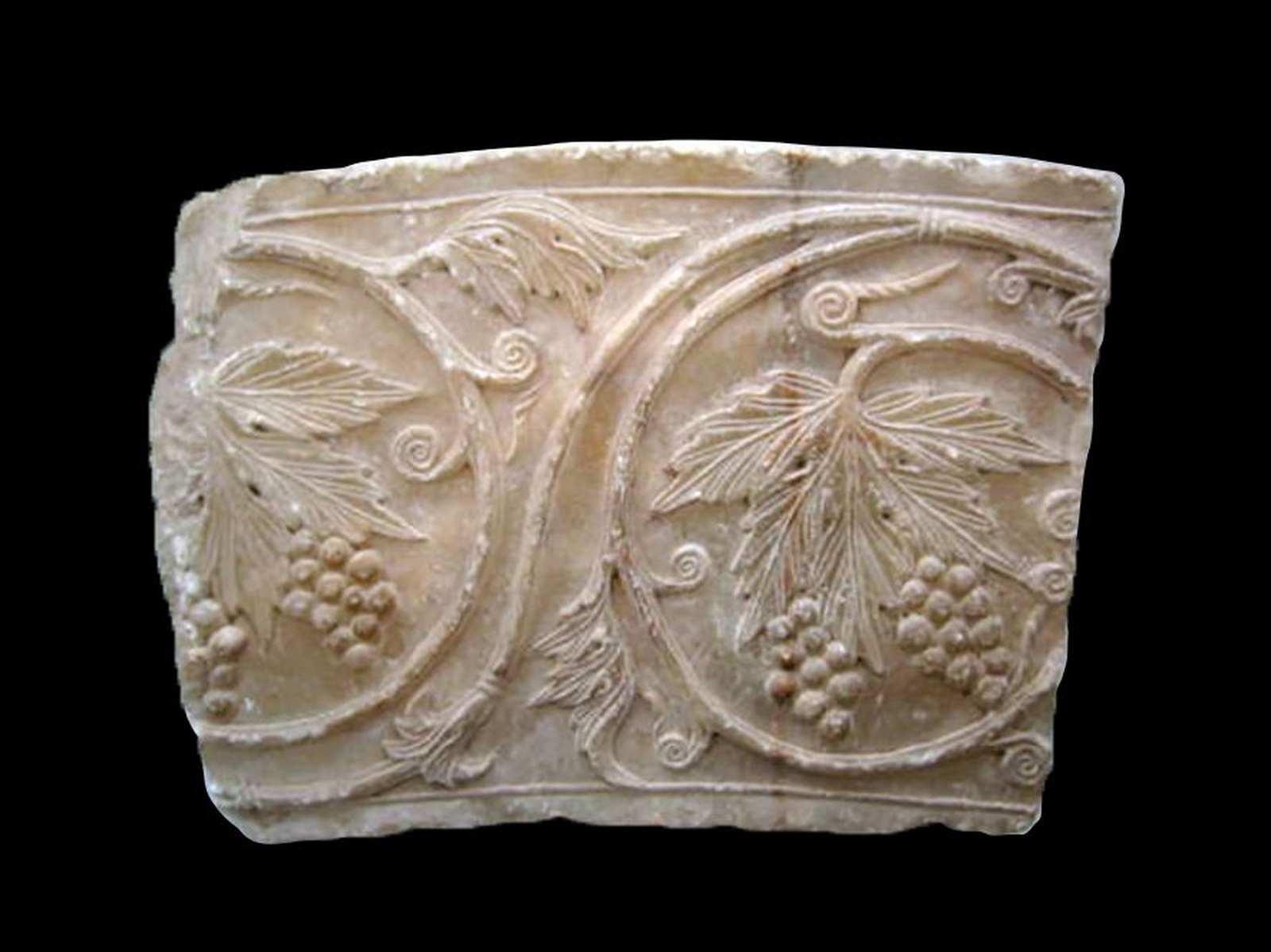 Motif du rinceau de vigne sur un bas-relief antique