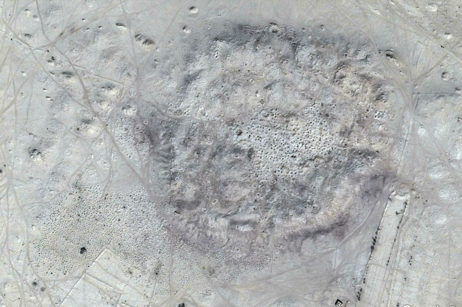 As-Sawdâʾ, vallée du Jawf, vue satellite du site et des puits de pillage intra et extra muros.