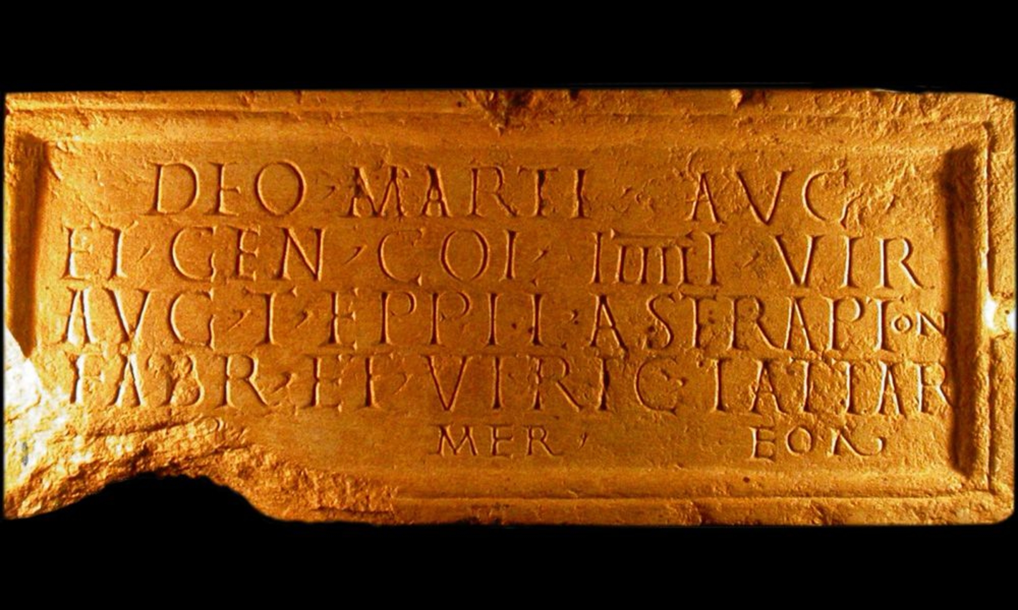 Dédicace en calcaire découverte à Lattes (IIe s. de n. è.).