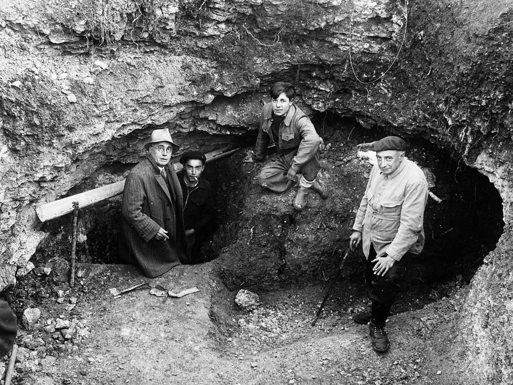Les inventeurs de la grotte de Lascaux avec Léon Laval et l’Abbé Brésil devant l’entrée de la grotte. 