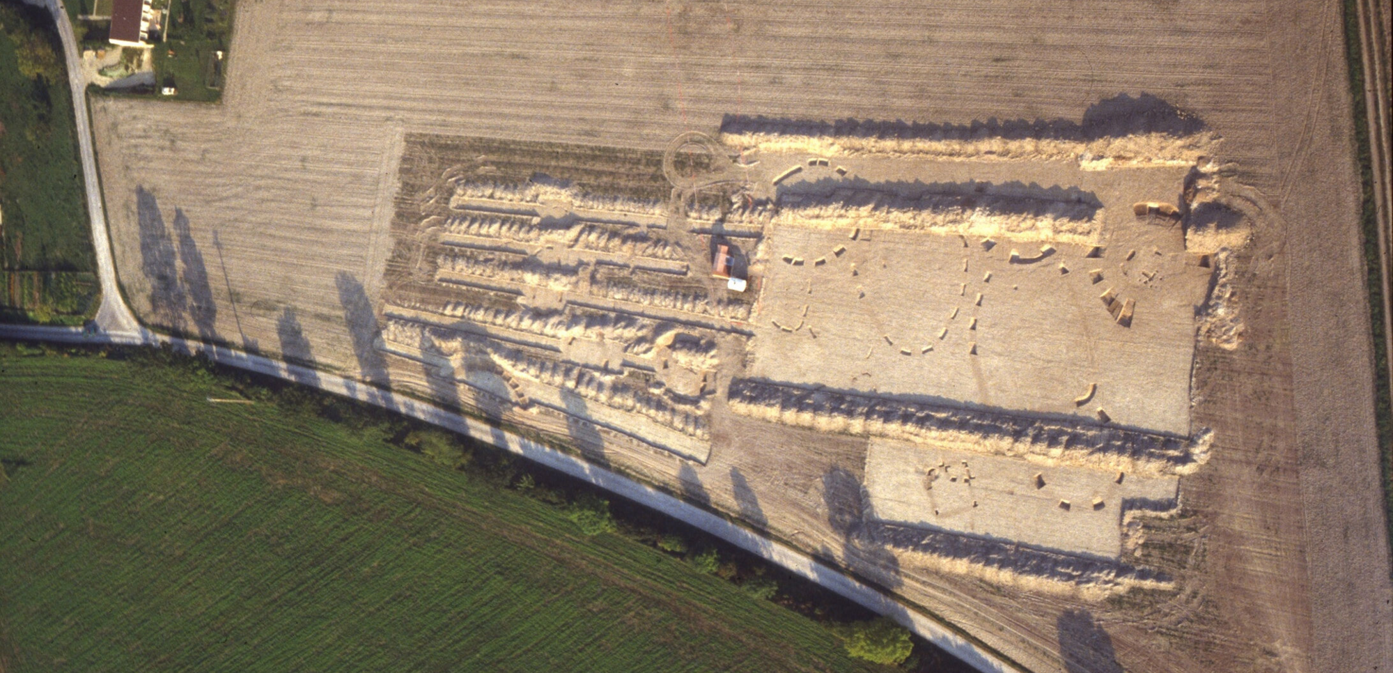 Vue aérienne en cours de fouille en 1987 de la nécropole du "Terrage" à Acy-Romance.
