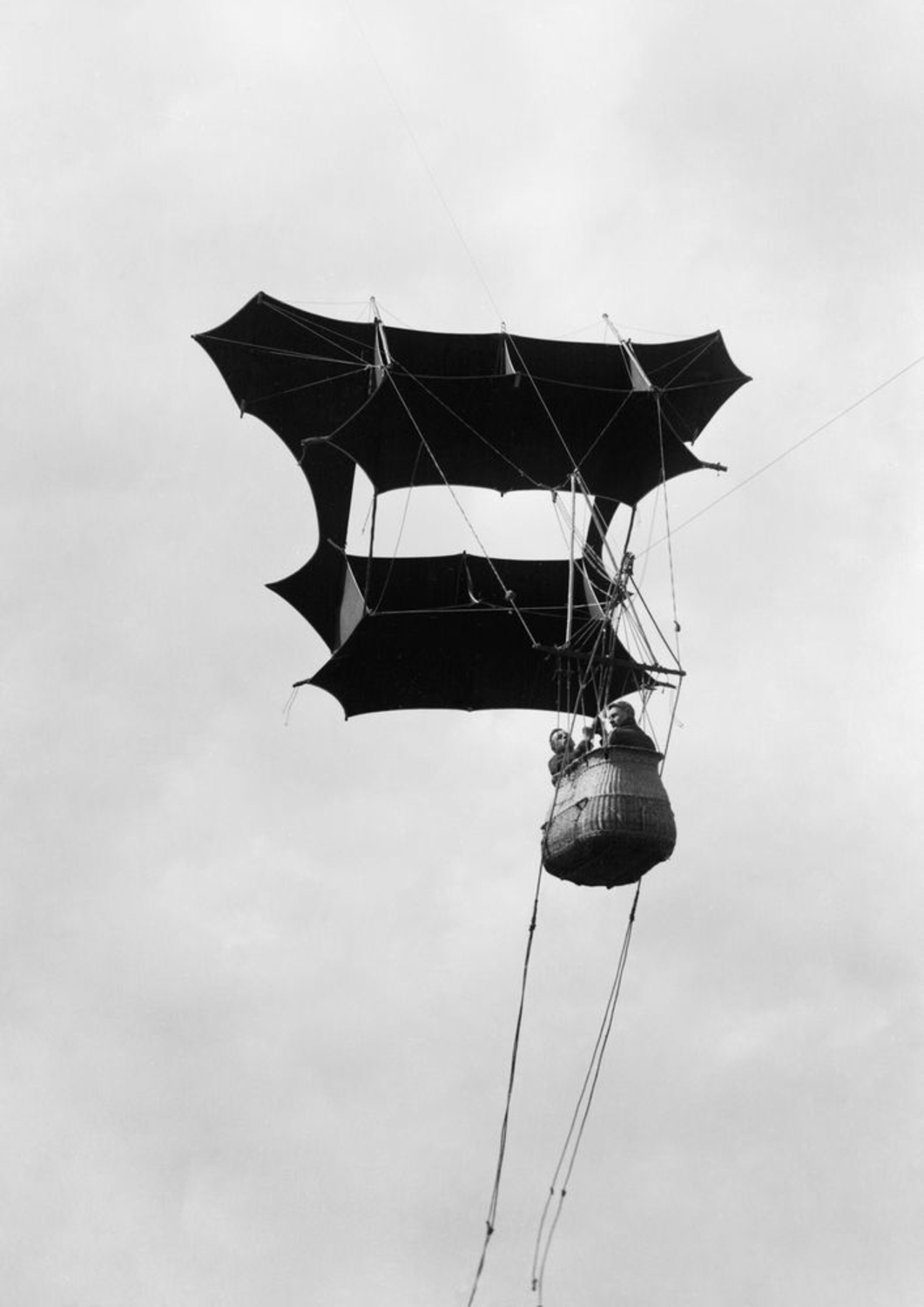 A pre-First World War demonstration of a two man kite designed by Samuel Franklin Cody for use by the British Army's Royal Engineers Balloon Section, pre-1914, auteur: Royal Engineers official photographer, This work created by the United Kingdom Government is in the public domain.