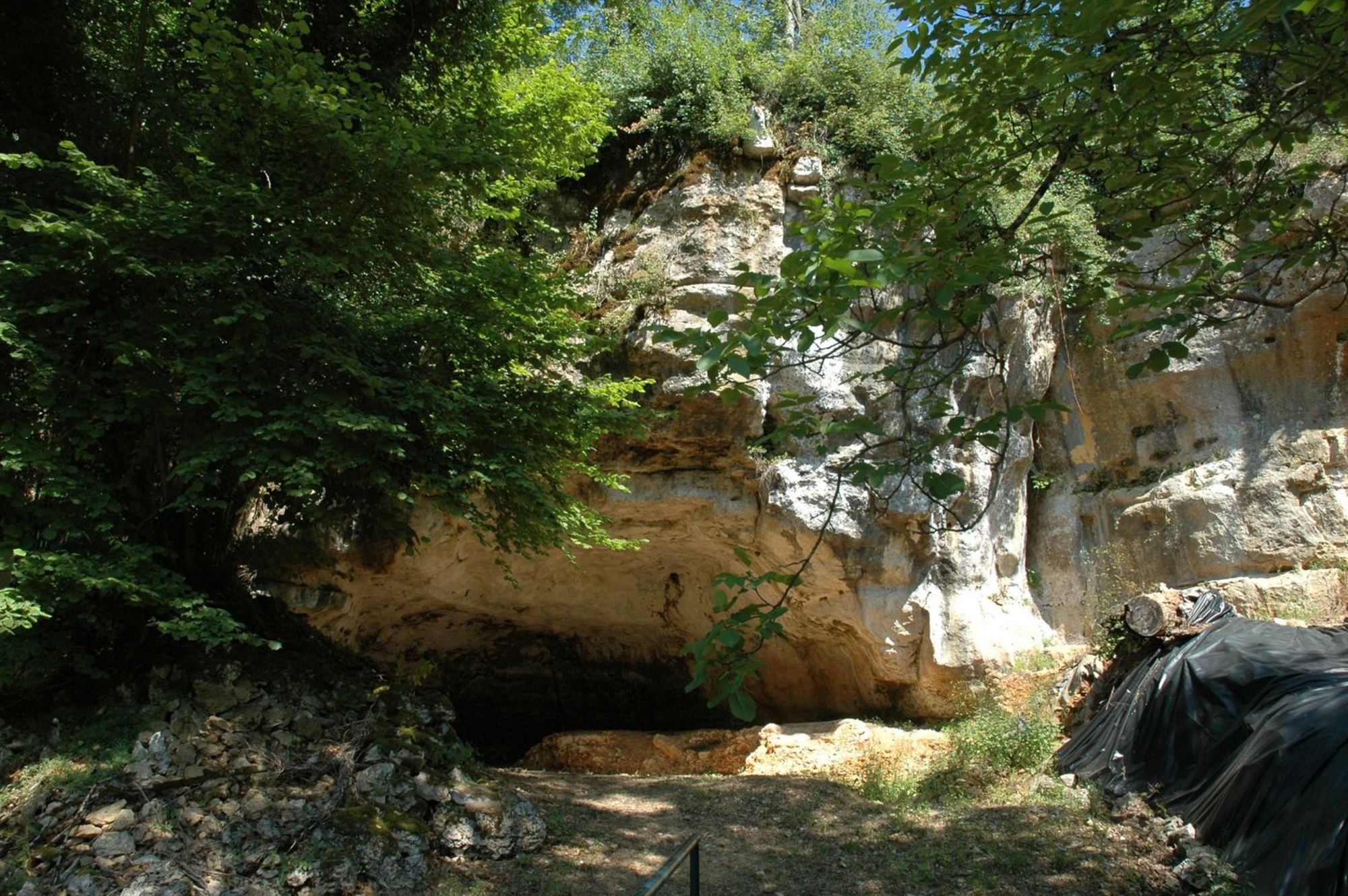 Vue générale de l'abri sous-roche de La Chaire-à-Calvin.