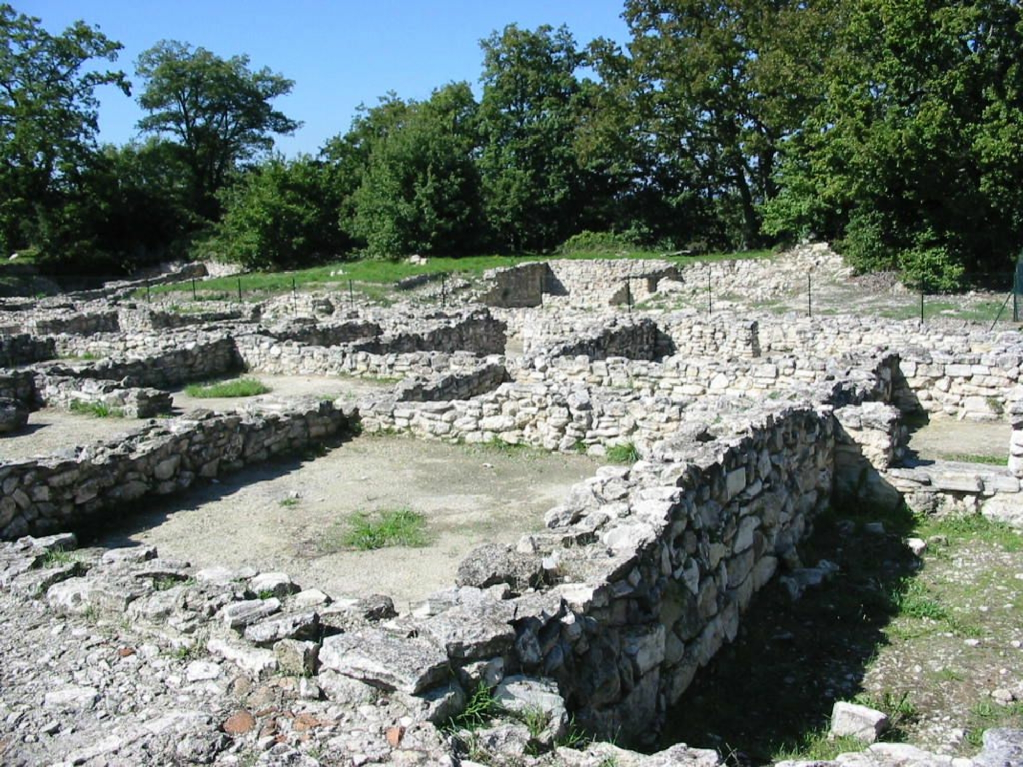 Vue générale de l'oppidum d'Entremont, au nord d'Aix-en-Provence, France, septembre 2002. Auteur: Malost. CC BY-SA 3.0.