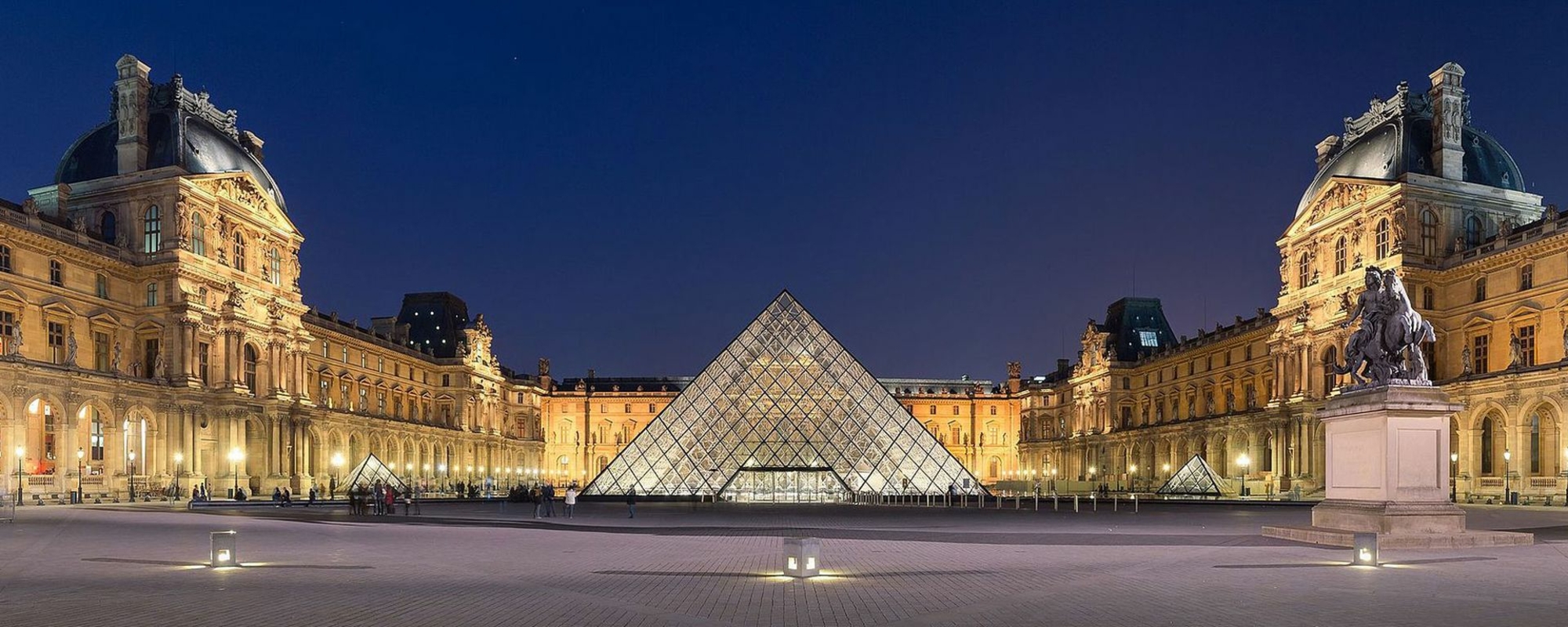 La pyramide du Louvre, de nuit
