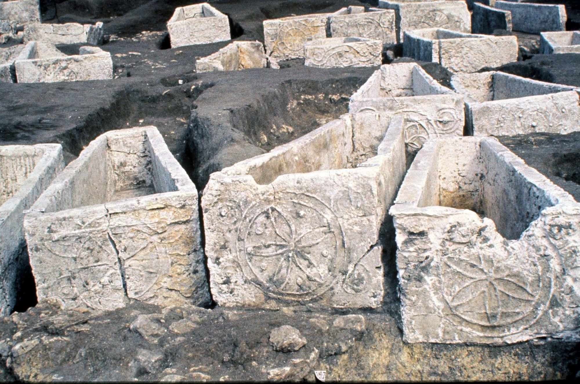 Sarcophages décorés en plâtre moulé, VIIe siècle. © UASD . O. Meyer. Saint-Denis, une ville au Moyen-Âge.