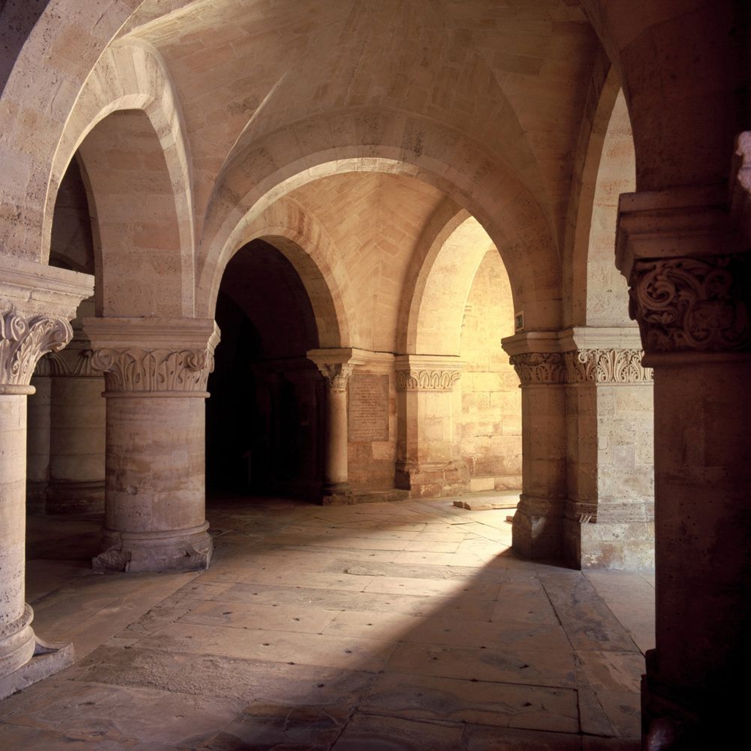 Crypt, ambulatory and radiant chapels © J. Mangin / UASD
