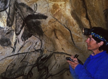 Eliette Brunel devant le panneau des Chevaux de la grotte Chauvet