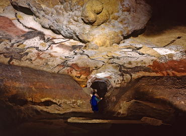Norbert Angoulat explores Lascaux cave 