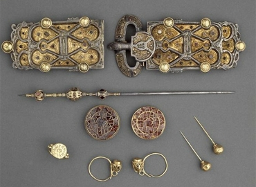 Objects from the grave of queen Arnegunde, buried between 580 and 590 CE. © RMN