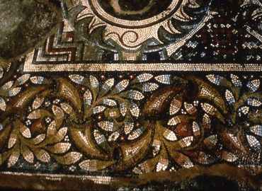 Détails de la frise de cornes d'abondance de l'abside E'. © ArchéOfactory
