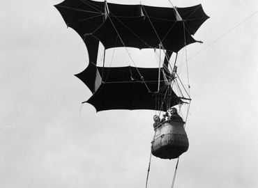 A pre-First World War demonstration of a two man kite designed by Samuel Franklin Cody for use by the British Army's Royal Engineers Balloon Section, pre-1914, auteur: Royal Engineers official photographer, This work created by the United Kingdom Government is in the public domain.