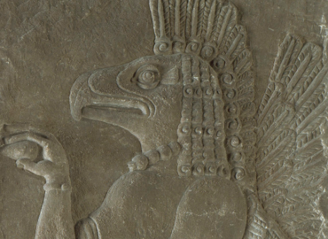 Personnage ailé à tête d'aigle sur un bas-relief de Khorsabad, Louvre