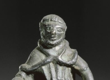 Statuette de "Paysan gaulois", moulage de l'original en bronze, Vaucluse ou Villeron (Val d'Oise) époque gallo-romaine (50 avant notre ère - 100 après notre ère). © Photo RMN - M. Assemat