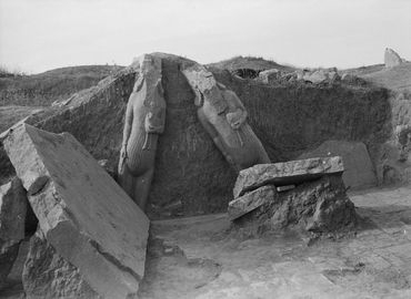 Lamassu et reliefs sculptés à Nimrud. AGATHA CHRISTIE / © COLLECTION JOHN MALLOWAN
