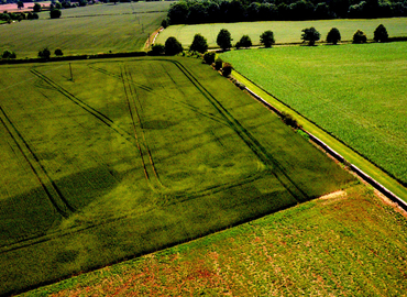 Kite aerial photo of crop marks at Nesley, near Tetbury, Gloucestershire, adjacent to an excavation of a Roman building, june 2011.Previously published: http://www.armadale.org.uk/archeoscan.htm CC-BY West Lothian Archaeology. Auteur: Dr John Wells. CC BY 3.0.