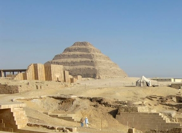 La pyramide de Djéser et le mastaba d'Akhethetep à Saqqara (Égypte). © Christian Décamps. Mission du Louvre à Saqqara