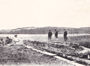 Pirogue préhistorique du lac de Chalain. Domaine public - original de 1904. 