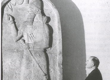 Max Mallowan au British Museum devant une stèle de Nimrud